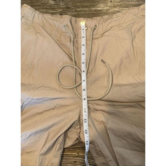 Universal Threads Women's Parachute Cargo Pants Tan Size Medium. NWOT. P - Picture 5 of 10